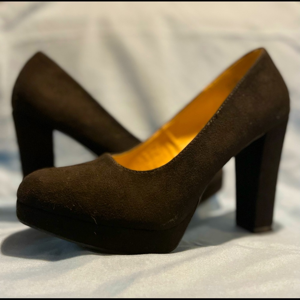 Black pumps size 8; Chelsea Moreland; worn twice